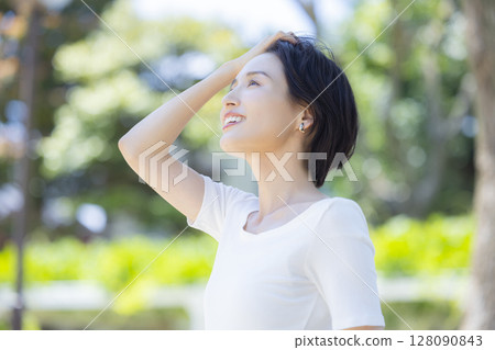 女人在公園裡深吸一口氣 女人在公園裡深吸一口氣 128090843