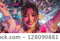 音樂節上燦爛的笑容 128090881