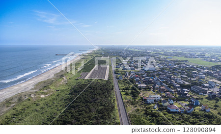 千葉縣曾瑛市海岸線與住宅區鳥瞰圖 128090894