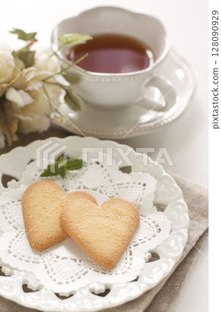 Heart cookies and tea 128090929