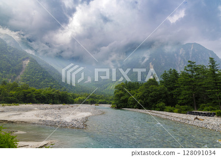 從河童橋眺望穗高山脈 | 雲霧繚繞的上高地美景 從河童橋眺望穗高山脈 | 雲霧繚繞的上高地美景 128091034