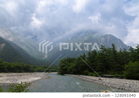 從河童橋眺望穗高山脈 | 雲霧繚繞的上高地美景 128091040