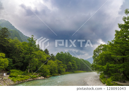 從河童橋眺望穗高山脈 | 雲霧繚繞的上高地美景 128091043