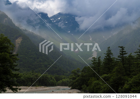 從河童橋眺望穗高山脈 | 雲霧繚繞的上高地美景 128091044