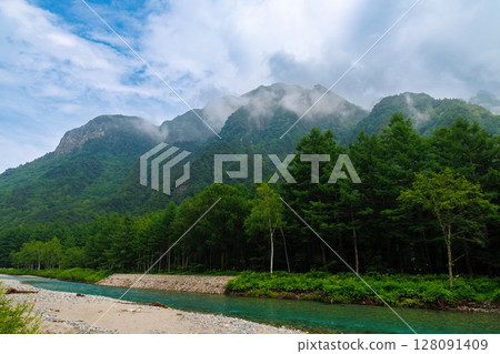 清澈的梓川和河岸風景(上高地) 清澈的梓川和河岸風景(上高地) 128091409