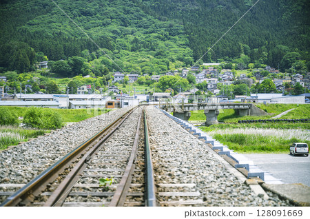 初夏的鐵軌和鄉村景色 初夏的鐵軌和鄉村景色 128091669
