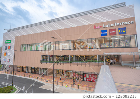 "Lala Terrace Kita-Ayase" (Adachi Ward, Tokyo), a commercial facility directly connected to Kita-Ayase Station 128092213