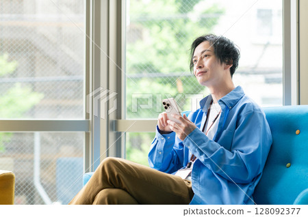 young businessman using smartphone 128092377
