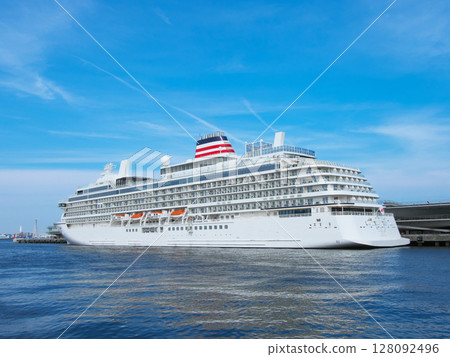 飛鳥三號在橫濱大棧橋碼頭停泊，準備進行首航 - 城市景觀（2025 年 6 月） 128092496