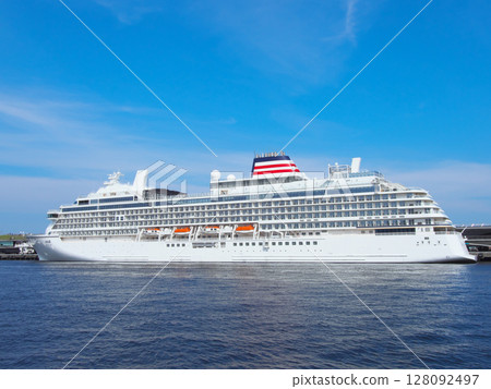 飛鳥三號在橫濱大棧橋碼頭停泊，準備進行首航 - 城市景觀（2025 年 6 月） 128092497