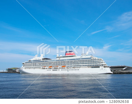 飛鳥三號在橫濱大棧橋碼頭停泊，準備進行首航 - 城市景觀（2025 年 6 月） 128092638