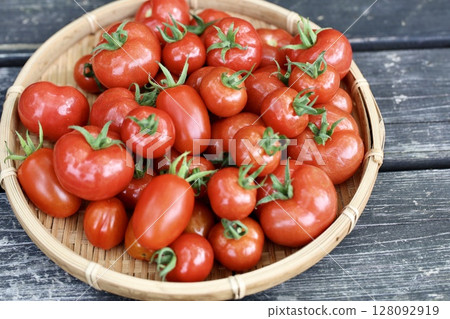 Harvested cherry tomatoes and medium-sized tomatoes Harvested cherry tomatoes and medium-sized tomatoes 128092919
