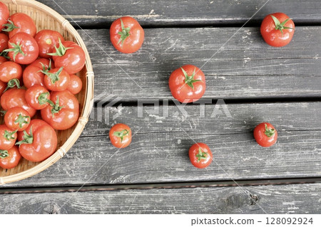 木桌上有很多西紅柿 128092924