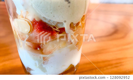 愛媛咖啡廳甜點桃子芭菲 128092952