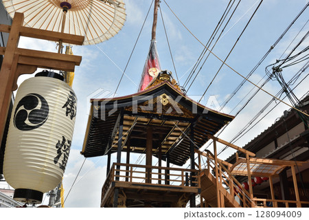 Gion Festival: Float-raising at Minamikannonyama (Nakagyo Ward, Kyoto City) Gion Festival: Float-raising at Minamikannonyama (Nakagyo Ward, Kyoto City) 128094009