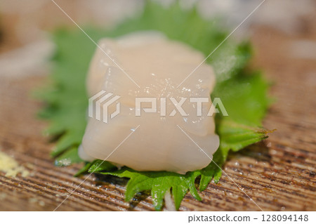 Aomori Prefecture scallop sashimi | Fresh seafood 128094148