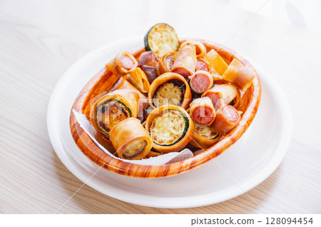 維也納香腸和夏季蔬菜春捲 128094454