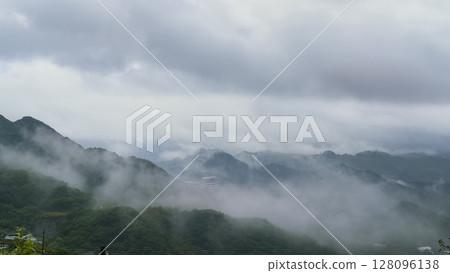 台灣新北市九份雲霧繚繞的山脈 128096138