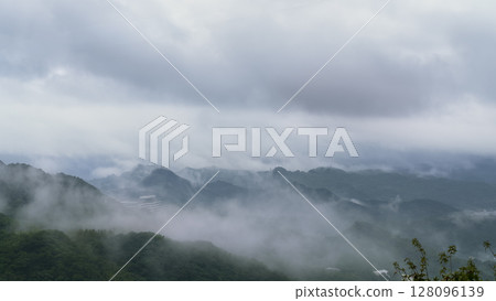 台灣新北市九份雲霧繚繞的山脈 台灣新北市九份雲霧繚繞的山脈 128096139