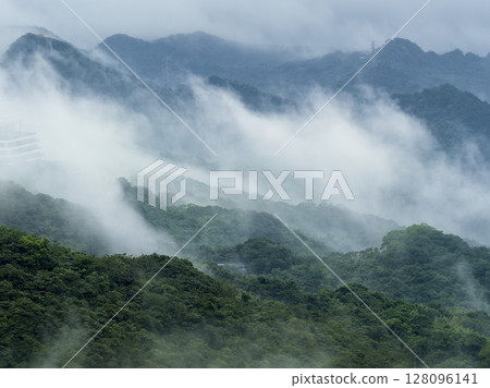 台灣新北市九份雲霧繚繞的山脈 台灣新北市九份雲霧繚繞的山脈 128096141