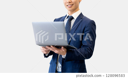Smiling male businessman with a laptop 128096583