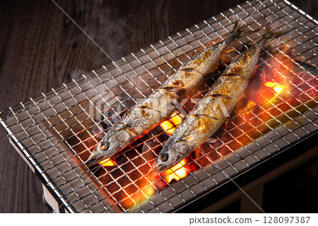 在花環烘烤秋天香魚 128097387