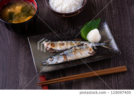 鹽烤秋刀魚 128097400