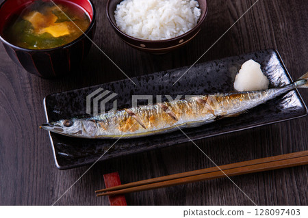 Salt-grilled saury 128097403