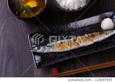 鹽烤秋刀魚 128097405