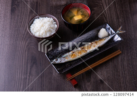 薩拉米香腸烤秋刀魚 薩拉米香腸烤秋刀魚 128097414