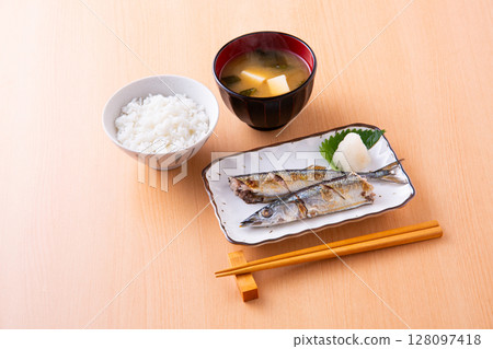 鹽烤秋刀魚 128097418