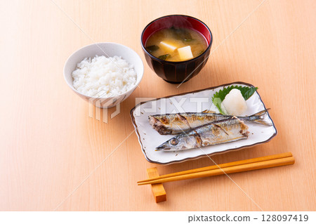 鹽烤秋刀魚 128097419