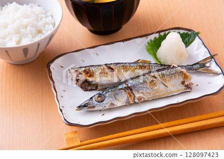 鹽烤秋刀魚 128097423