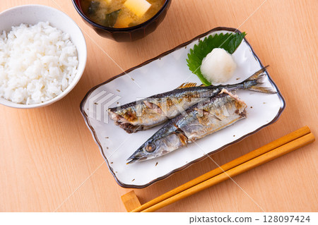 鹽烤秋刀魚 128097424