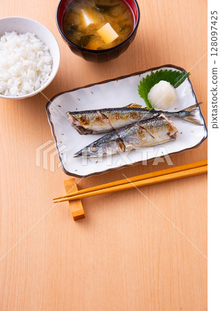 鹽烤秋刀魚 128097425