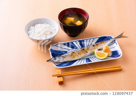 鹽烤秋刀魚 128097437