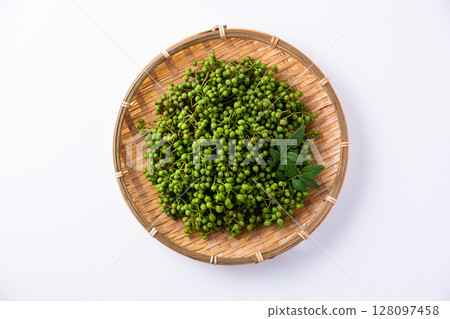 Sansho berries in a colander 128097458