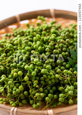 Sansho berries in a colander 128097468