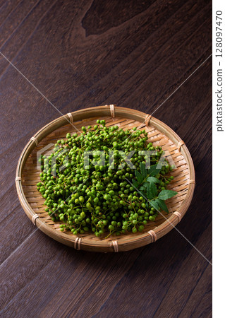 Sansho berries in a colander 128097470