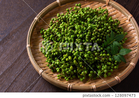 Sansho berries in a colander 128097473