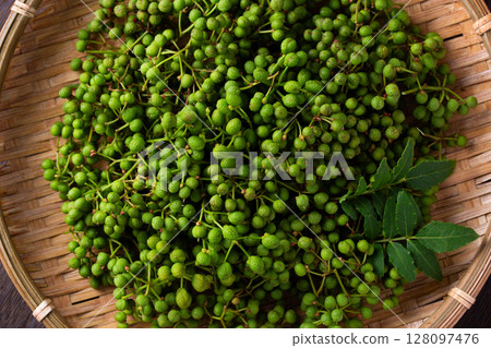 Sansho berries in a colander 128097476