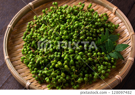 濾鍋裡的山椒莓果 128097482