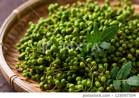 Sansho berries in a colander 128097504
