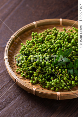 Sansho berries in a colander 128097507