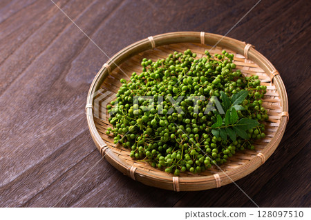 Sansho berries in a colander 128097510