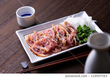 Seared chicken and sake 128097563