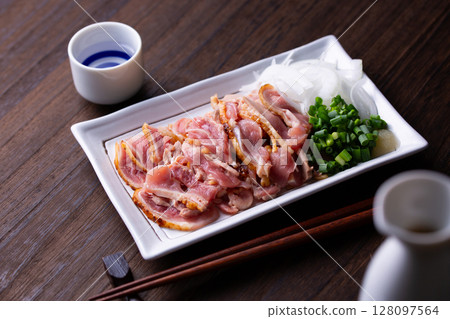 Seared chicken and sake 128097564