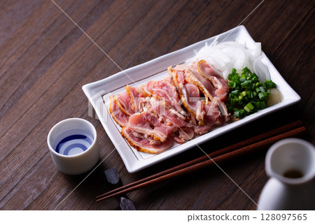 Seared chicken and sake 128097565