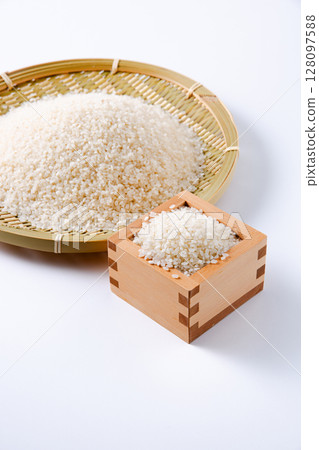 Rice in a colander and measuring box 128097588