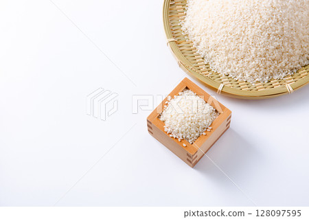 Rice in a colander and measuring box 128097595